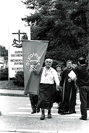 1995: miembros del Comité Central del CMI se dirigen hacia la sede de las Naciones Unidas en Ginebra para protestar contra los effectos de los ensayos nucleares. Al frente de la manifestación se encuentra John Doom, seguido de Su Santidad Aram I (moderator).